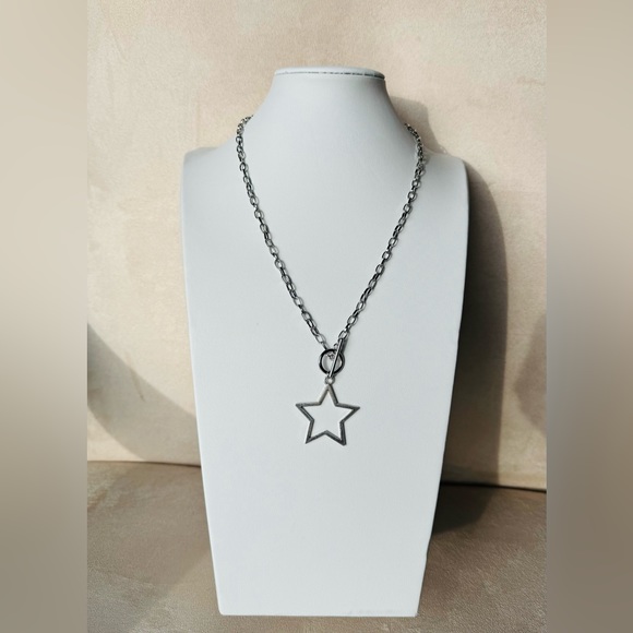 💚💚Lightweight Star Chain Necklace w/Toggle closure Length,including Star is ~21” - Picture 3 of 8